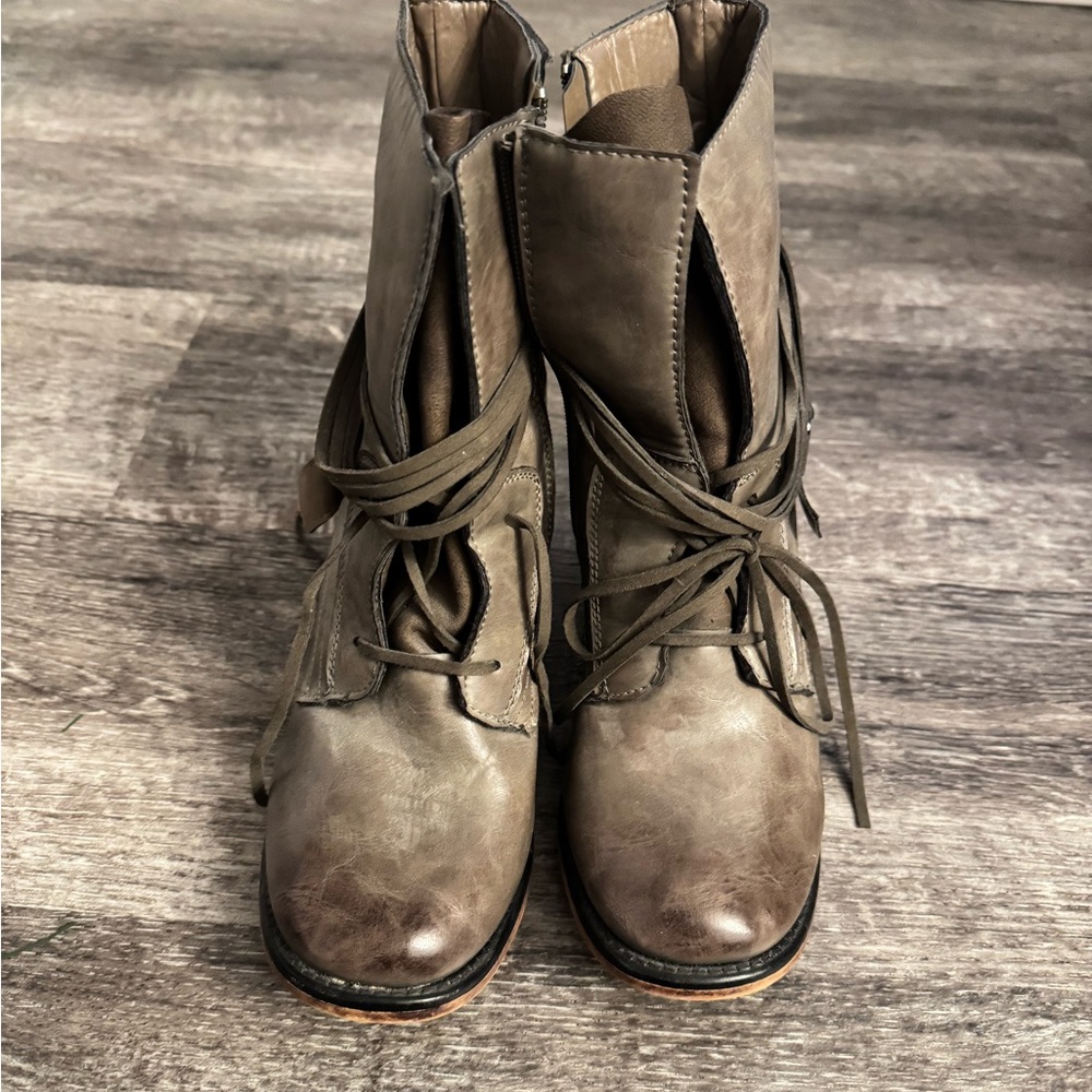 Stylish Lace-Up Heeled Boots in Brown